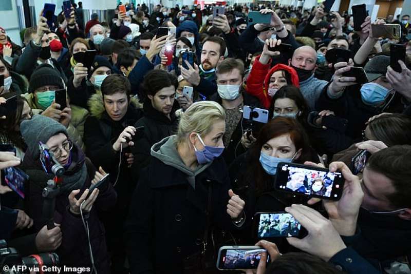 la moglie di navalny yulia all aeroporto sheremetyevo