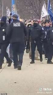 la polizia fa passare i manifestanti a washington