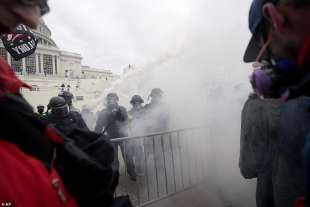 La polizia spruzza gas lacrimogeni contro i sostenitori di Trump