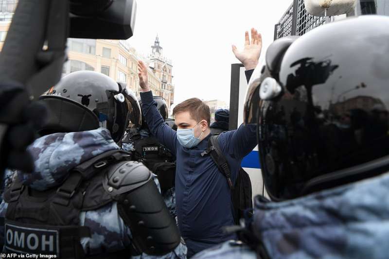 manifestanti pro navalny arrestati in russia 5