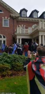 manifestanti pro trump assaltano la villa del governatore di washington jay inslee 1