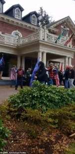 manifestanti pro trump assaltano la villa del governatore di washington jay inslee