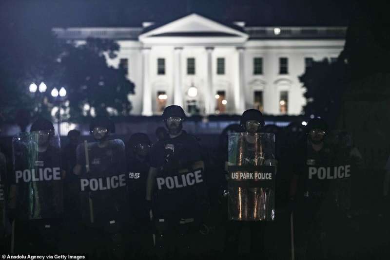 polizia davanti alla casa bianca