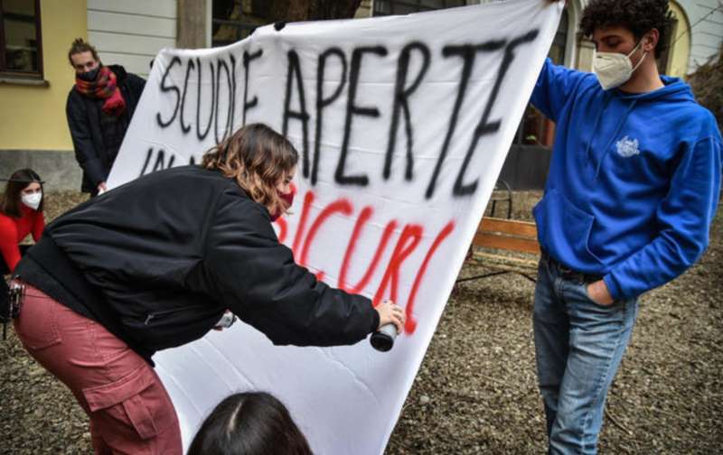 protesta studenti contro la dad a milano 2