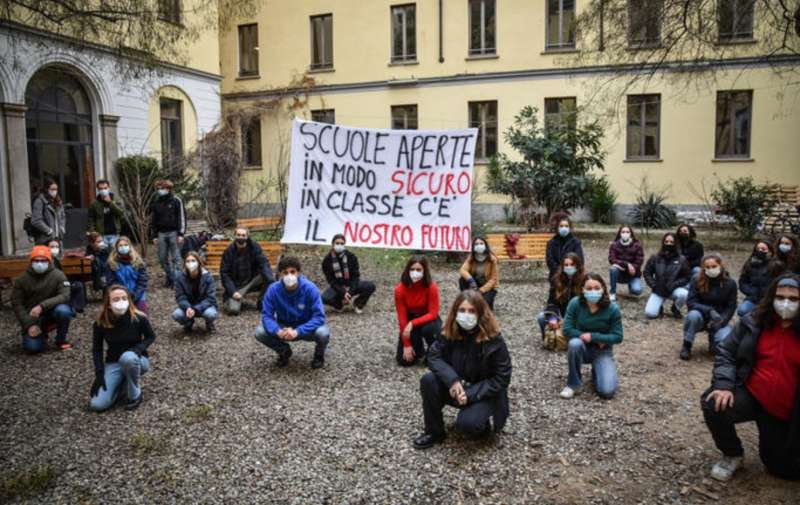 protesta studenti contro la dad a milano 6
