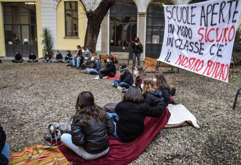 protesta studenti contro la dad a milano 7