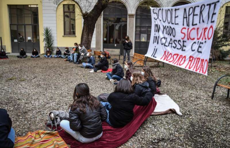 protesta studenti contro la dad a milano 8
