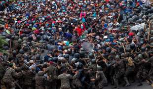 scontri tra polizia del guatemala e migranti honduregni 1