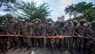scontri tra polizia del guatemala e migranti honduregni 3