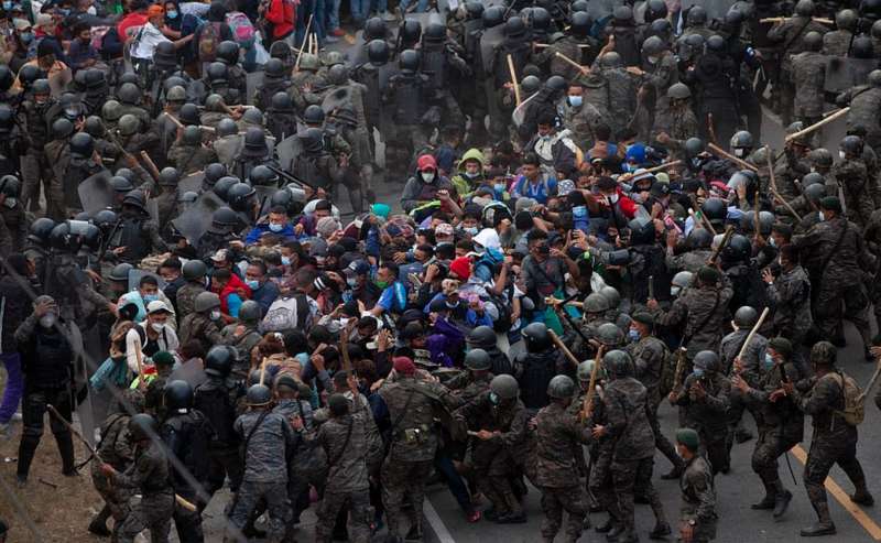 scontri tra polizia del guatemala e migranti honduregni 4