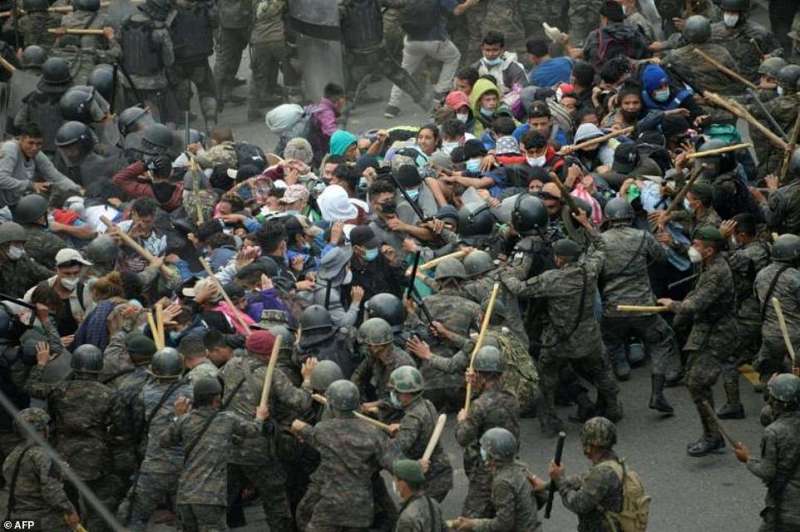 scontri tra polizia del guatemala e migranti honduregni 5