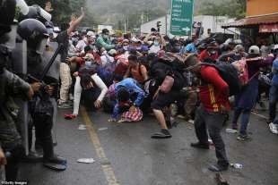 scontri tra polizia del guatemala e migranti honduregni 6