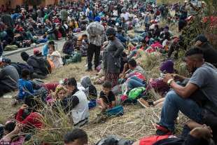scontri tra polizia del guatemala e migranti honduregni 7