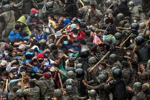 scontri tra polizia del guatemala e migranti honduregni 8