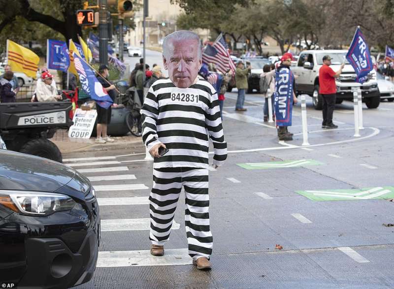un manifestante pro trump vestito da biden incarcerato