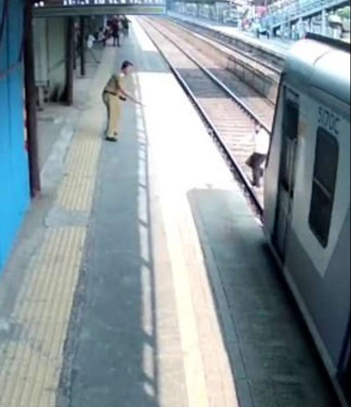 uomo evita treno in india 2