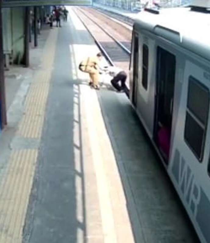 uomo evita treno in india 3