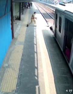 uomo evita treno in india 4