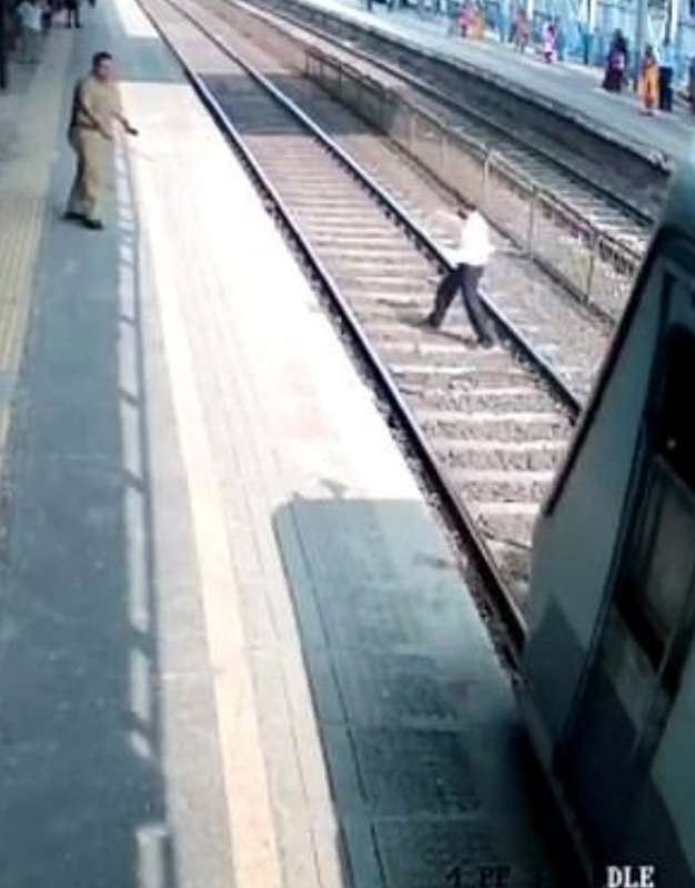 uomo evita treno in india 5