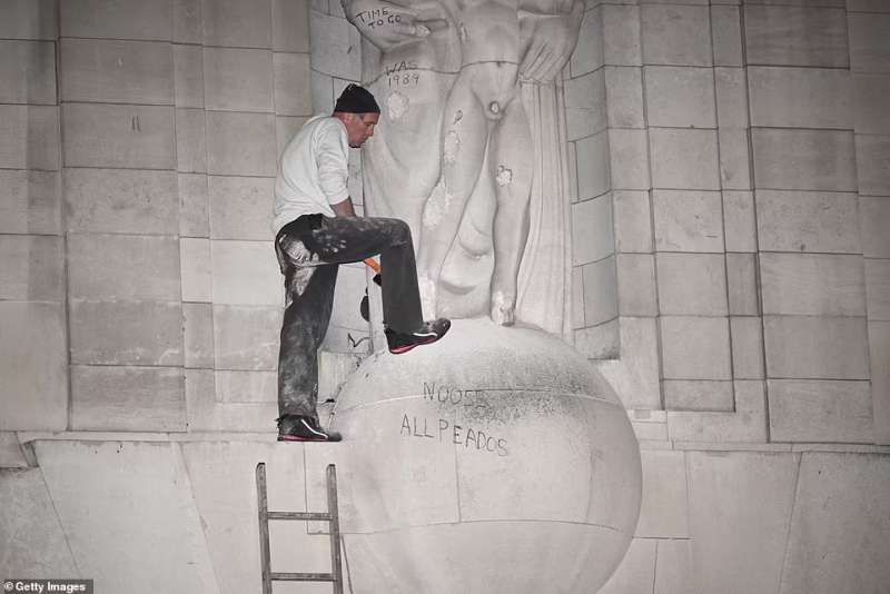 attivista distrugge statua a londra 10