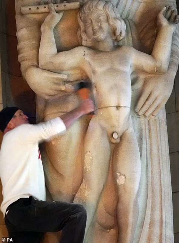 Attivista distrugge statua a Londra 15