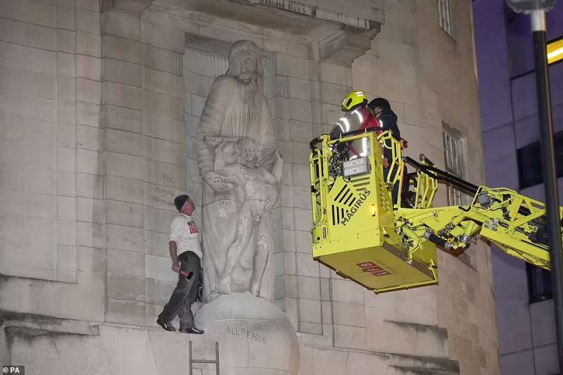 attivista distrugge statua a londra 3