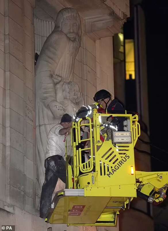 attivista distrugge statua a londra 4