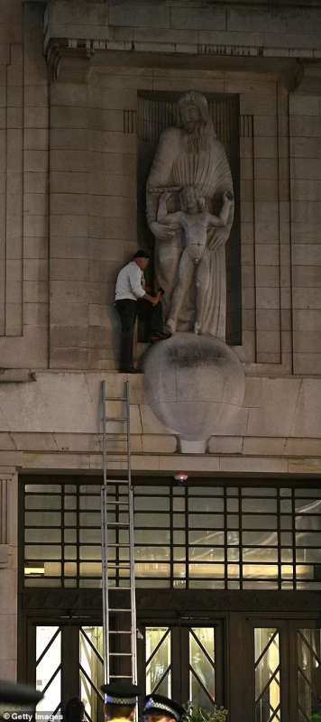 attivista distrugge statua a londra 7