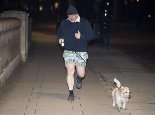 boris johnson corre con il cane 8