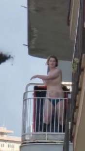 donna che lancia oggetti dal balcone a catania 11