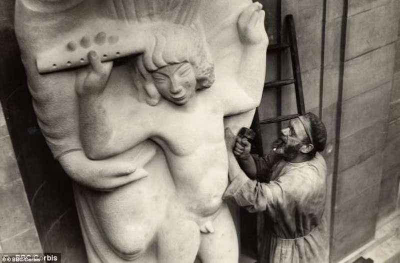 eric gill mentre scolpisce la statua nel 1933