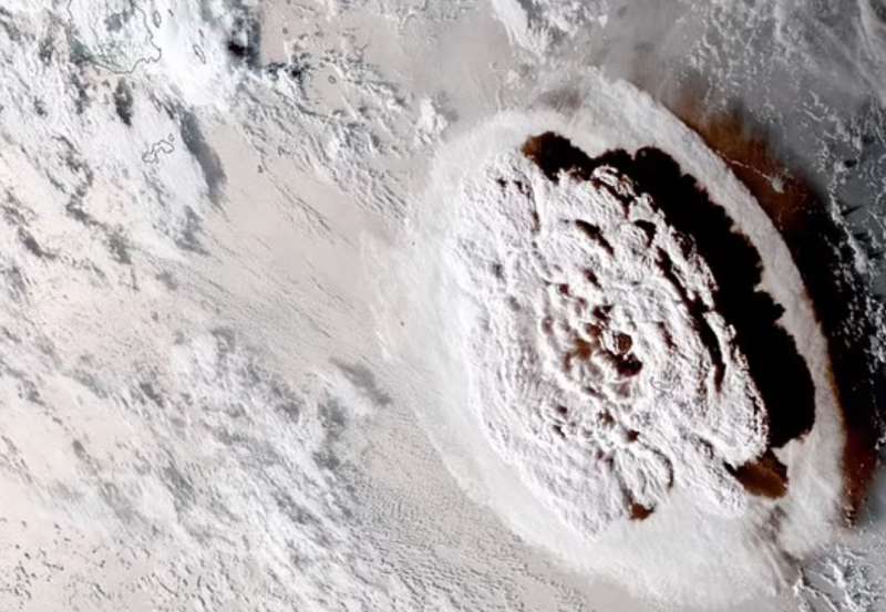 eruzione a tonga vista dal satellite 2