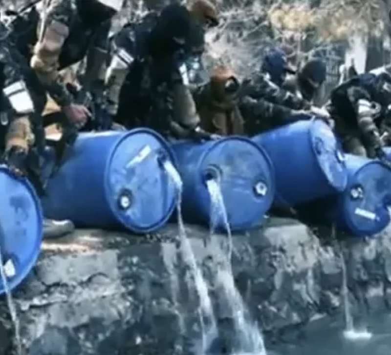 i servizi afghani buttano 3mila litrid i alcol in un canale 2