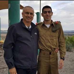 Il padre di Amit Ben Yigal con il figlio