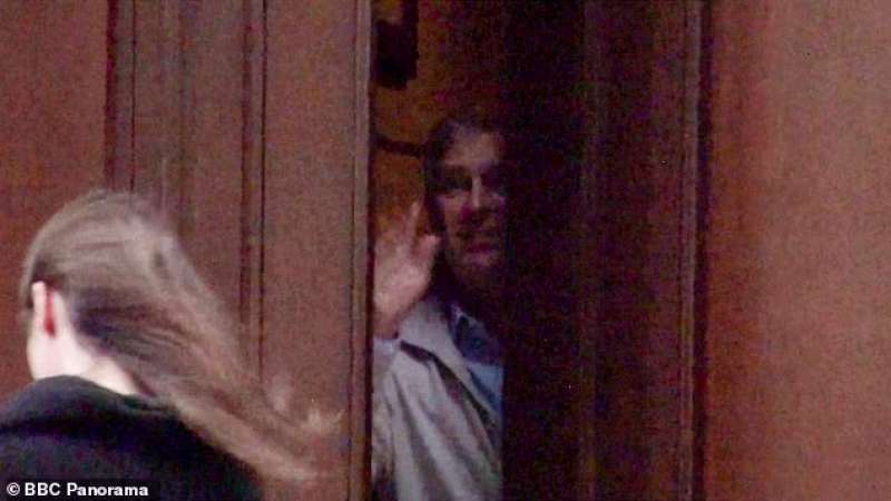 Il principe Andrea dietro la porta di casa di Epstein