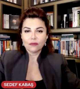 la giornalista turca sedef kabas 5