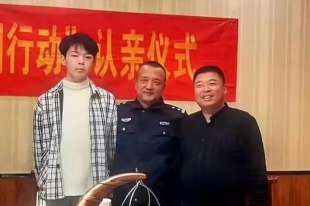 Liu Xuezhou con il padre biologico