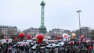 manifestazioni in francia per l'aumento degli stipendi