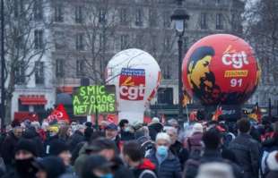 manifestazioni in francia per l'aumento degli stipendi.