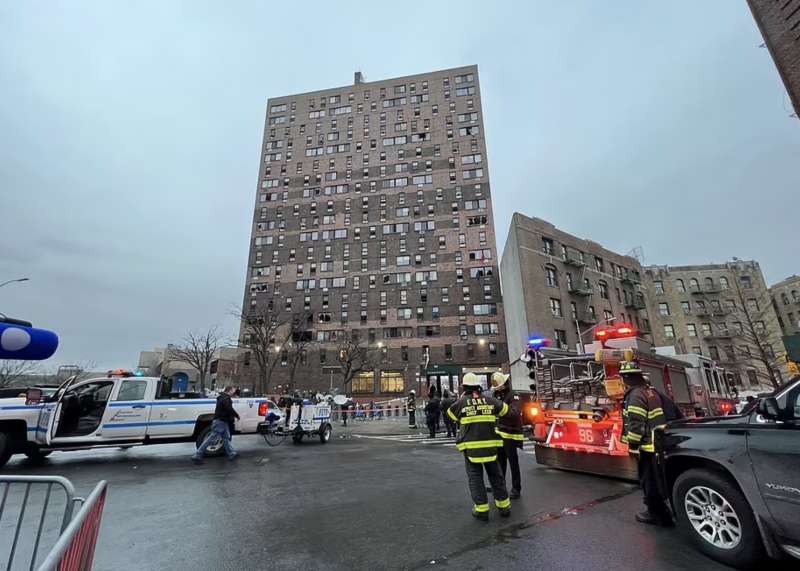 new york incendio in un palazzo del bronx 1