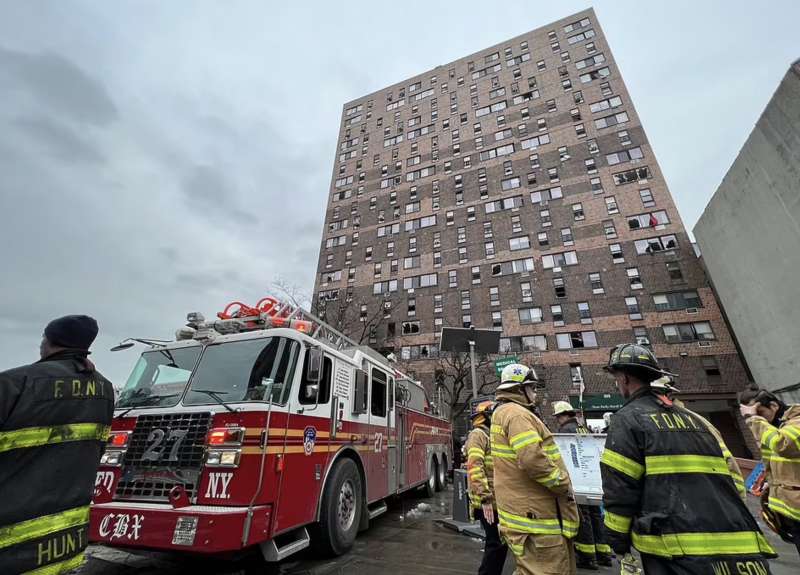 new york incendio in un palazzo del bronx 11
