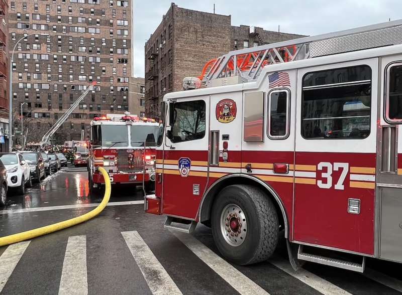 new york incendio in un palazzo del bronx 12