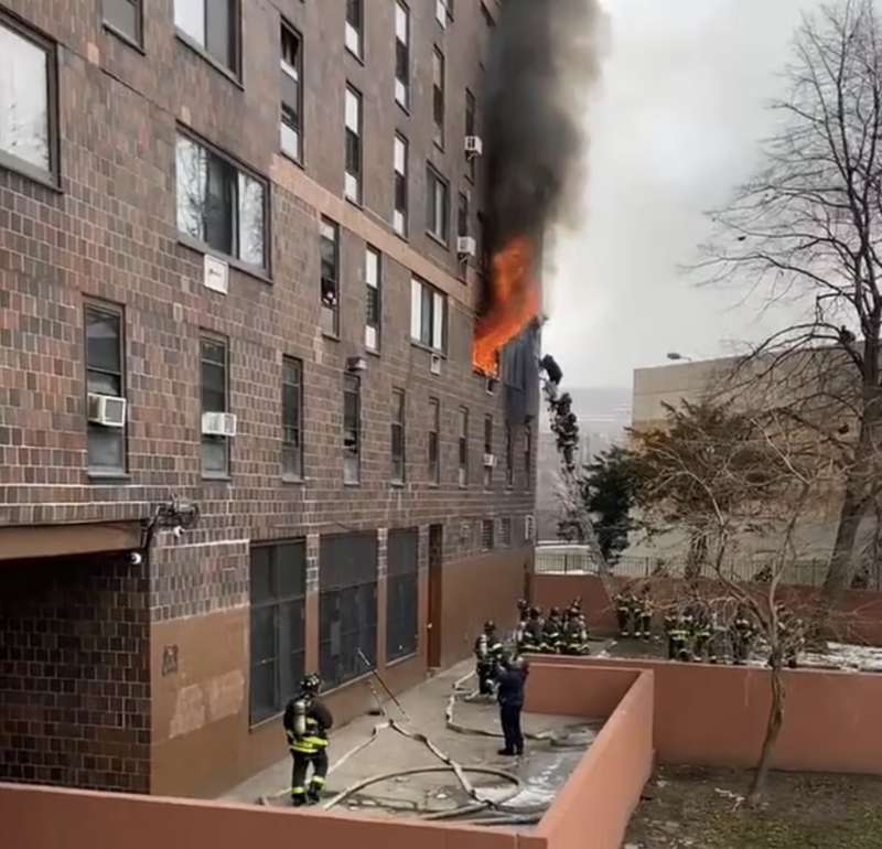 new york incendio in un palazzo del bronx 19