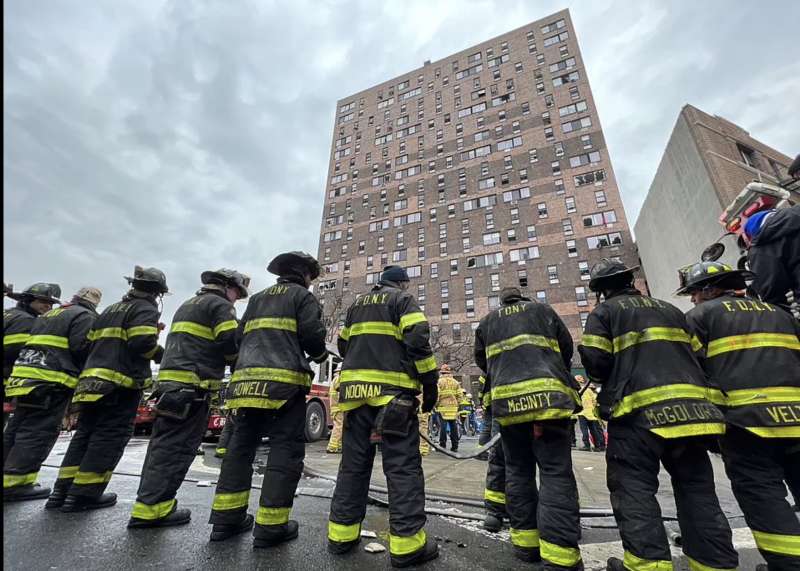 new york incendio in un palazzo del bronx 20