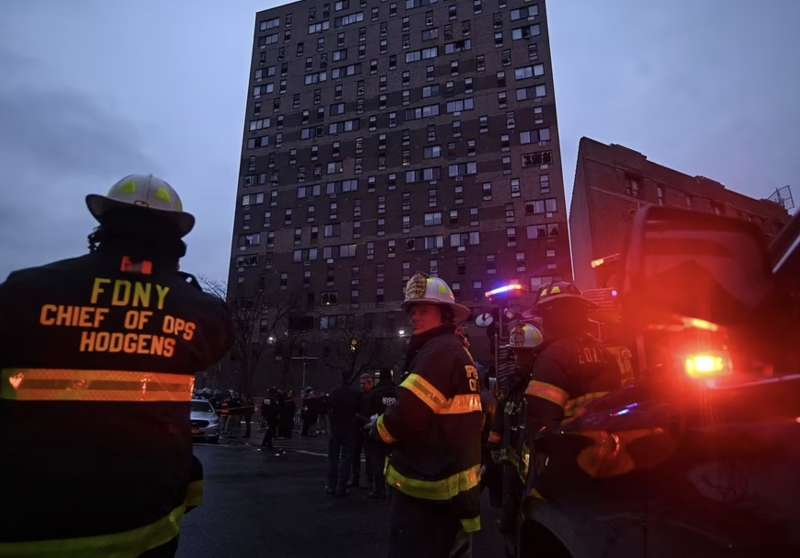 new york incendio in un palazzo del bronx 24