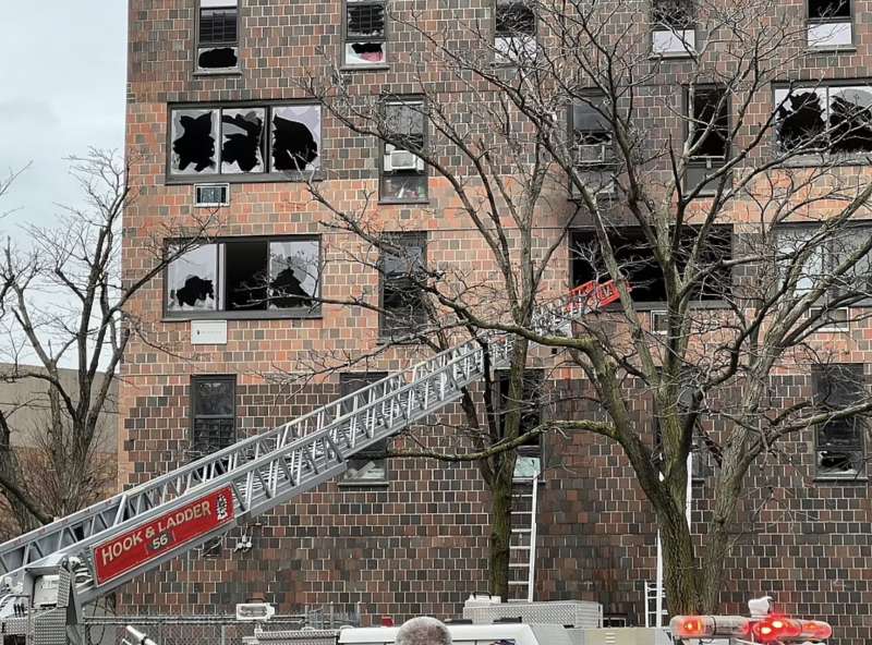 new york incendio in un palazzo del bronx 9
