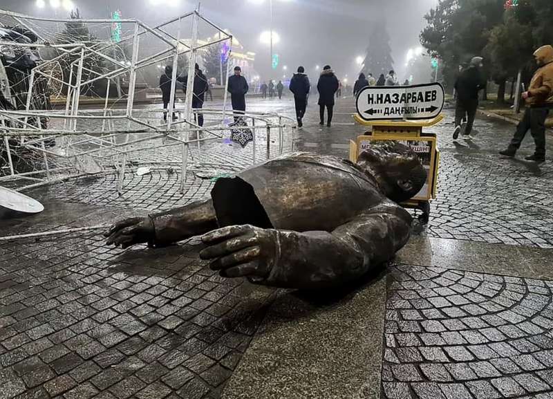 statua di nazarbayev abbattuta