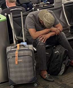 caos negli aeroporti americani dopo il guasto informatico 7