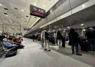 caos negli aeroporti americani dopo il guasto informatico 9