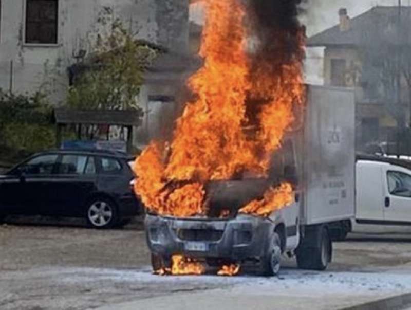 furgone in fiamme 1